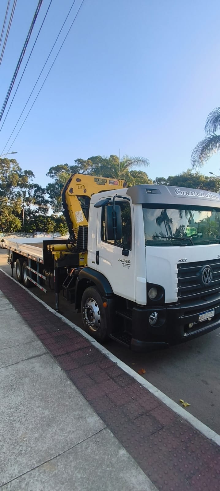 Caminhão munck AVF 24.280 com carroceria plataforma